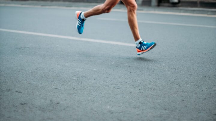 Finansowe aspekty przygotowania i udziału w maratonach lub ultra-maratonach w Polsce i za granicą: koszty treningów, sprzętu, rejestracji i podróży.