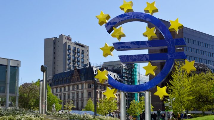 Finansowe aspekty zakupu nieruchomości na wynajem w innym kraju UE dla polskiego inwestora: Podatki, finansowanie i ryzyka transgraniczne.