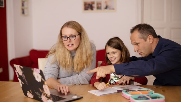 Finansowe wsparcie dla dorosłych dzieci: Jak pomóc w zakupie pierwszego mieszkania, założeniu firmy lub sfinansowaniu ważnych celów życiowych bez uszczerbku dla własnej emerytury?