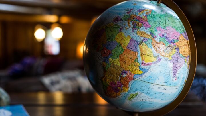 Geopolityka a Twój portfel: Jak konflikty regionalne i globalne wpływają na decyzje inwestycyjne, dostępność produktów i ceny surowców poza energią w Polsce?