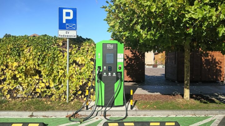 Inwestowanie w infrastrukturę ładowania pojazdów elektrycznych w Polsce: Analiza opłacalności, dotacje i perspektywy zysku dla prywatnych inwestorów i małych firm.