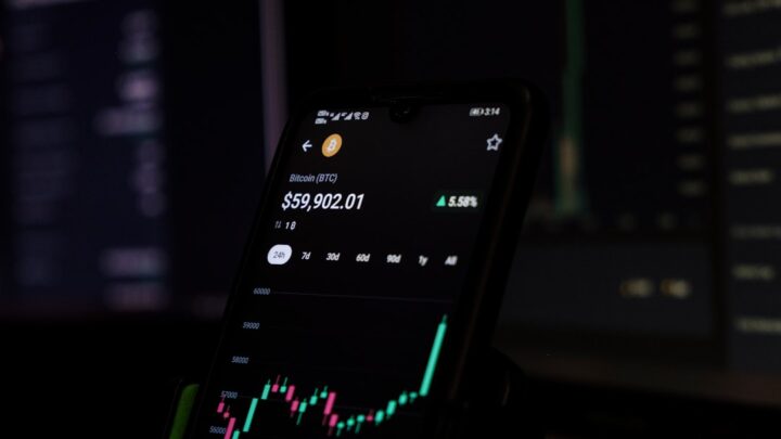 Jak bezpiecznie i świadomie korzystać z wirtualnych asystentów głosowych (np. Google Assistant, Siri) do zarządzania finansami osobistymi?