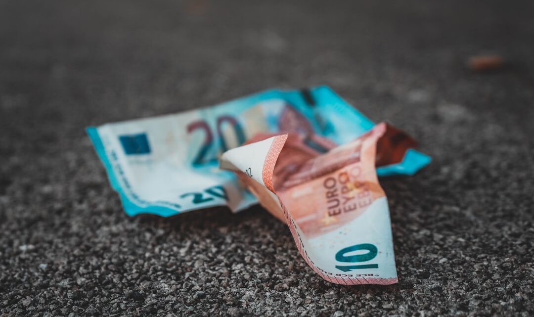 Jak odzyskać pieniądze za wadliwy produkt lub usługę? Przewodnik po finansowych aspektach reklamacji, mediacji i procesów sądowych w Polsce.