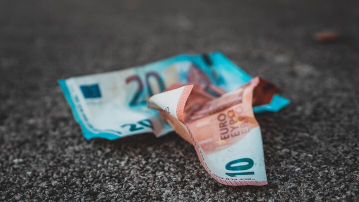 Jak odzyskać pieniądze za wadliwy produkt lub usługę? Przewodnik po finansowych aspektach reklamacji, mediacji i procesów sądowych w Polsce.