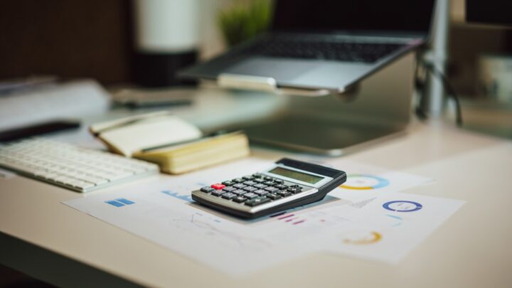 Jak rozliczyć dochody z zagranicznych platform freelancingowych w Polsce: Podatki, VAT i ZUS dla pracujących zdalnie.