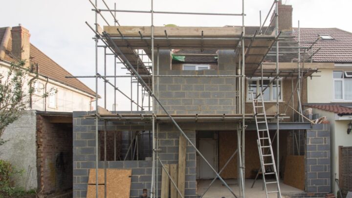 Jak sfinansować budowę lub zakup energooszczędnego „domu pasywnego” w Polsce? Przewodnik po dotacjach, kredytach zielonych i kalkulacji zwrotu z inwestycji w standardzie premium.