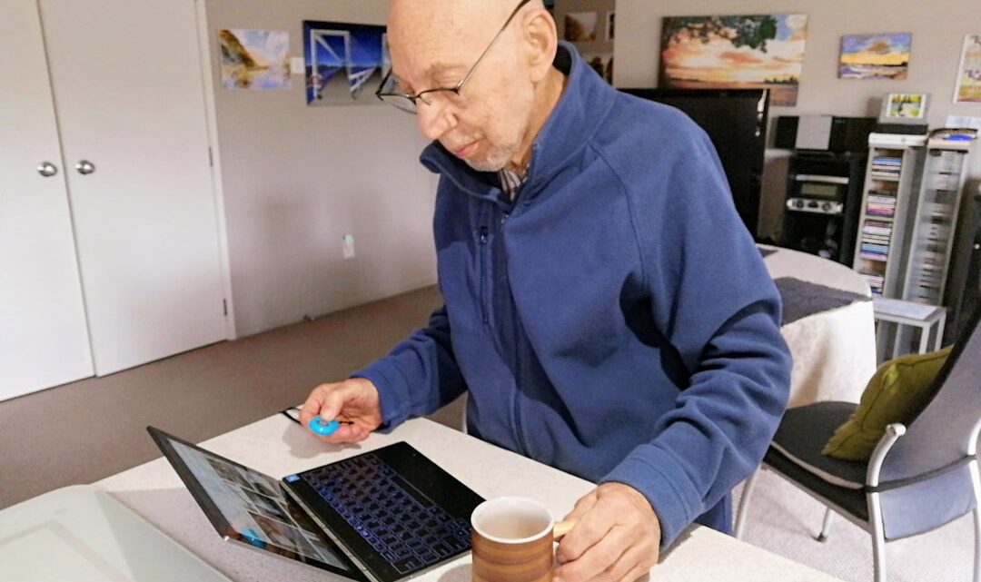 Jak sfinansować edukację seniorów (kursy komputerowe, językowe, uniwersytety trzeciego wieku)? Dotacje, ulgi i lokalne programy wsparcia w Polsce.