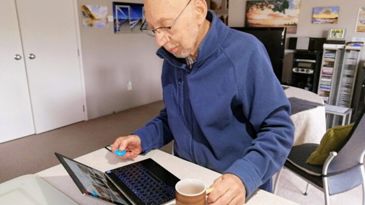 Jak sfinansować edukację seniorów (kursy komputerowe, językowe, uniwersytety trzeciego wieku)? Dotacje, ulgi i lokalne programy wsparcia w Polsce.