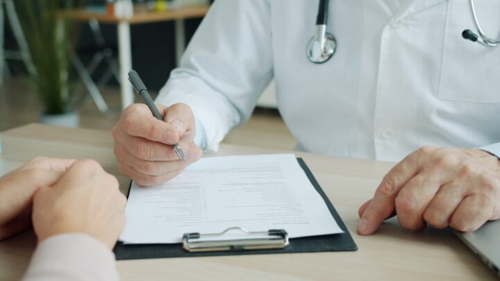 Jak skutecznie negocjować ceny usług medycznych i dentystycznych w prywatnych klinikach? Poradnik po zniżkach pakietowych, planach ratalnych i weryfikacji cenników dla pacjentów.