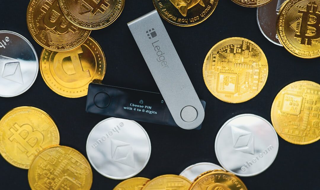 Jak wykorzystać portfel sprzętowy do bezpiecznego przechowywania kryptowalut? Przewodnik po wyborze, konfiguracji i najlepszych praktykach bezpieczeństwa.
