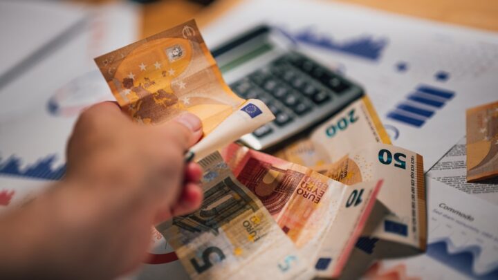 Metoda 50/30/20 w praktyce: Jak efektywnie zarządzać budżetem domowym i osiągać cele finansowe w Polsce?