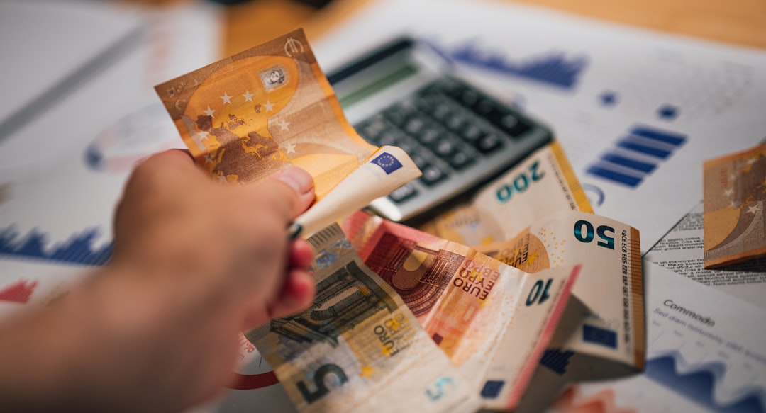 Metoda 50/30/20 w praktyce: Jak efektywnie zarządzać budżetem domowym i osiągać cele finansowe w Polsce?