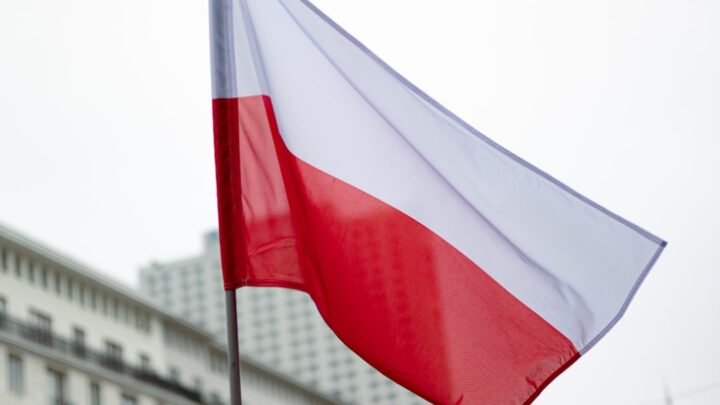 Niezależność finansowa i wczesna emerytura (FIRE) w Polsce: Praktyczny przewodnik po budowaniu kapitału, strategiach inwestycyjnych i planowaniu życia bez etatu dla Polaków.
