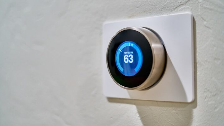 Smart Home i zarządzanie energią: Jak technologie inteligentnego domu (AI, automatyka) obniżają rachunki za prąd i ogrzewanie, a także zwiększają wartość nieruchomości?