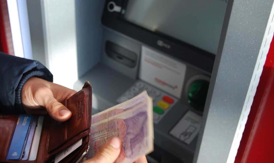 Ukryte opłaty bankowe: Jak ich unikać i zaoszczędzić na codziennej bankowości w Polsce?