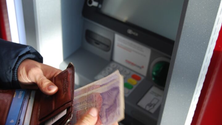 Ukryte opłaty bankowe: Jak ich unikać i zaoszczędzić na codziennej bankowości w Polsce?