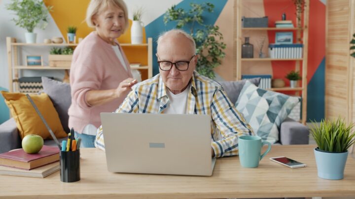 Bankowość offline dla seniorów: zarządzanie finansami bez internetu