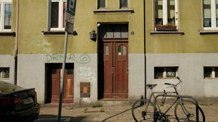 Zarządzanie finansami najmu pokoju: Czynsz, opłaty, umowa